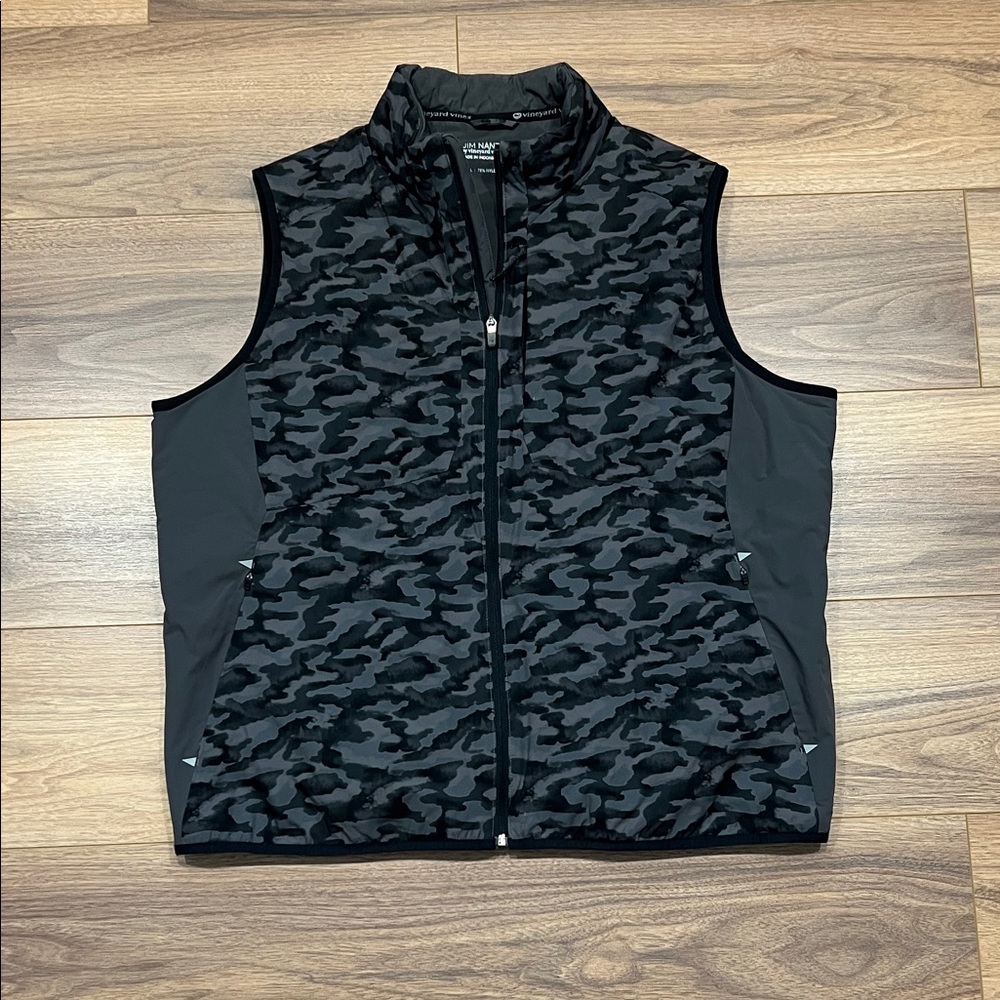 Vineyard Vines Jim Nantz Lightweight Insulated Packable Vest in Condor Camo - XL